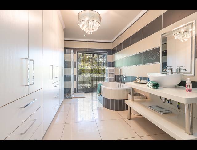 6 BEDROOM HOUSE FOR SALE IN FLAMWOOD